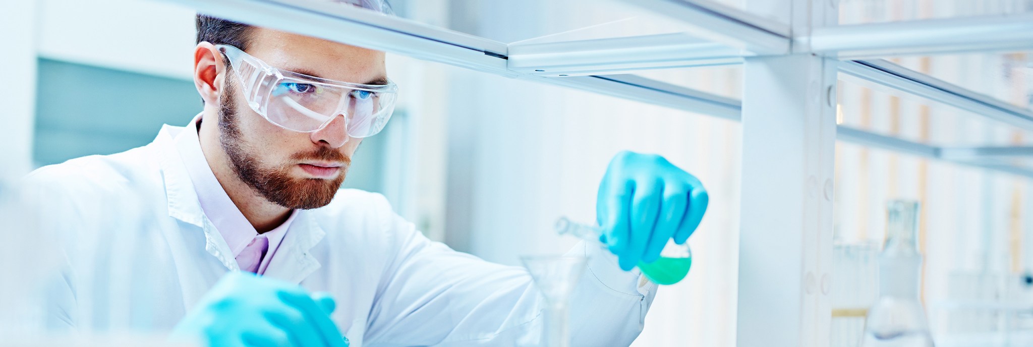 Výzkumník v laboratoři přelévá tekutinu do zkumavky