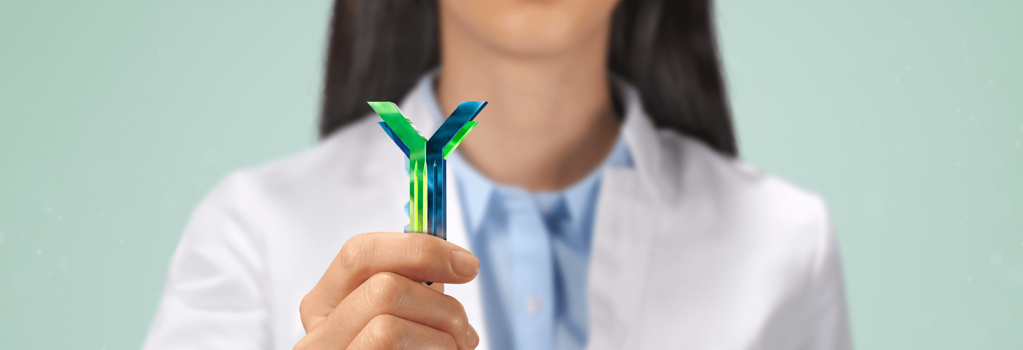 Výřez obrázku, kde lékařka drží ikonu klíče KEYTRUDA v pravé ruce